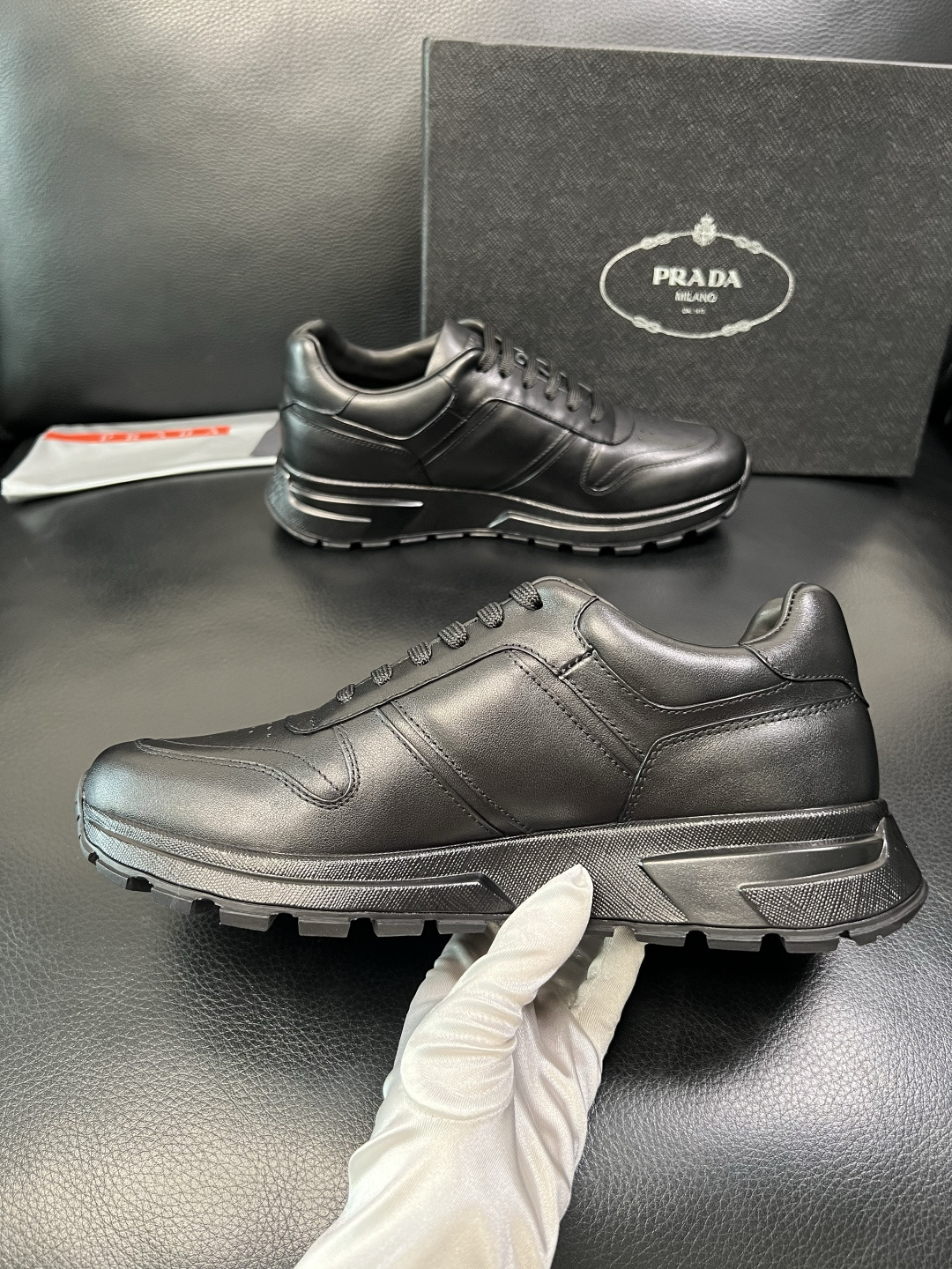 PRADA 高品质 顶级工艺品 普拉达 专柜同步 原厂配置，意大利进口原版牛皮，透气舒适进口水染牛里垫，