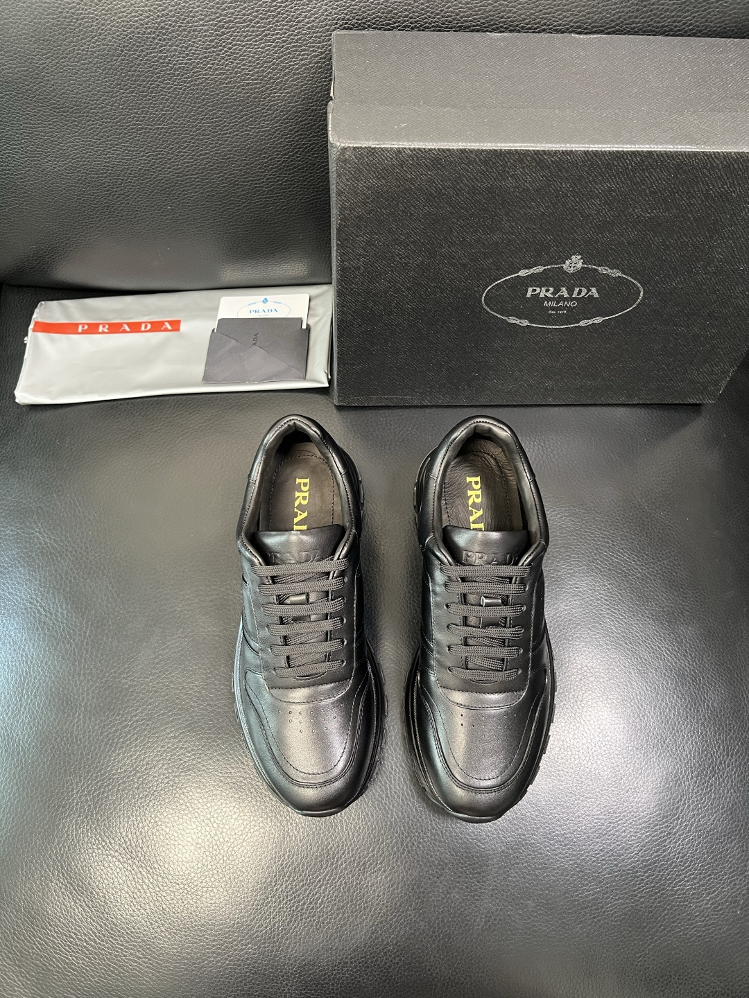 PRADA 高品质 顶级工艺品 普拉达 专柜同步 原厂配置，意大利进口原版牛皮，透气舒适进口水染牛里垫，