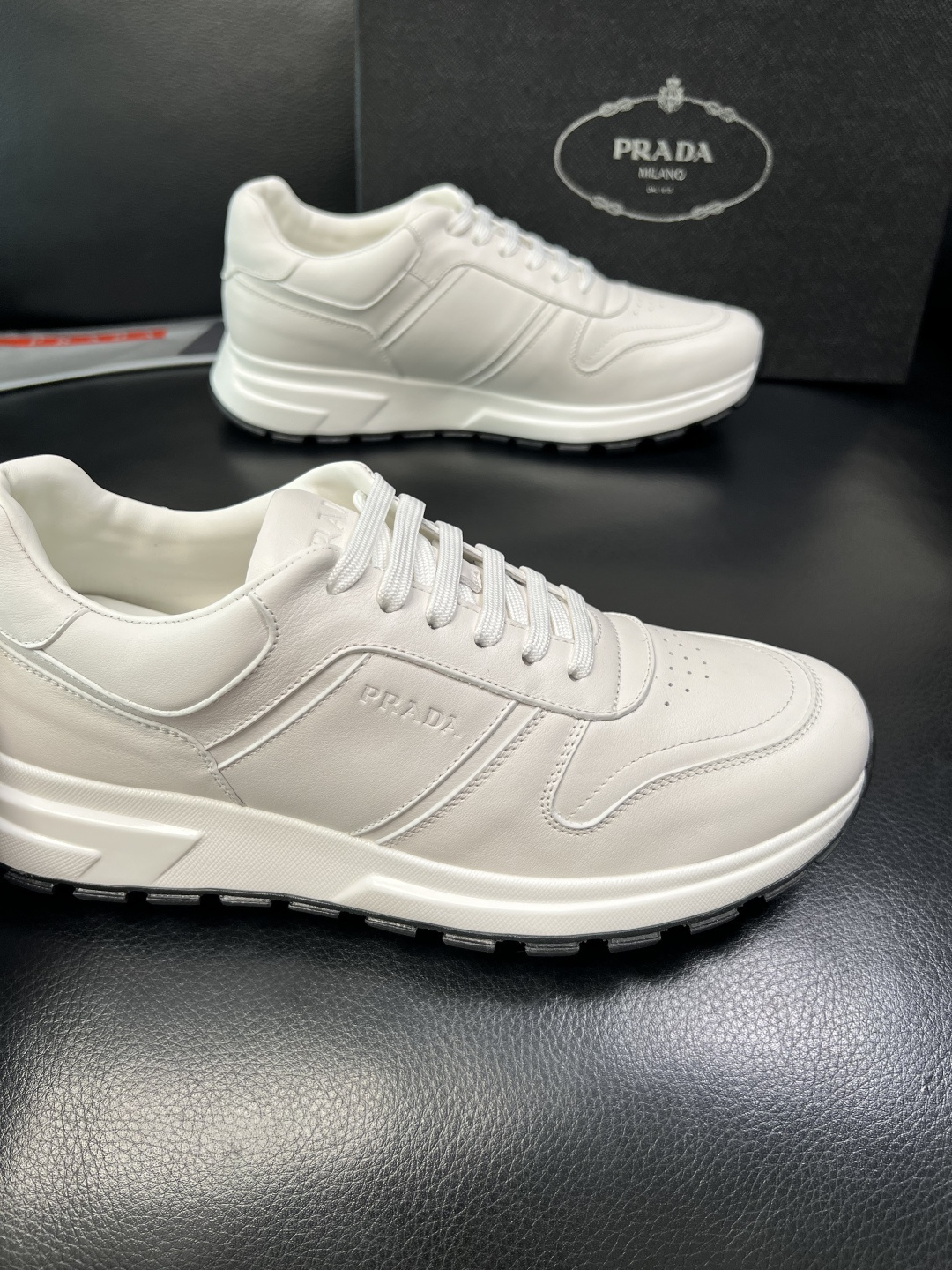 PRADA 高品质 顶级工艺品 普拉达 专柜同步 原厂配置，意大利进口原版牛皮，透气舒适进口水染牛里垫，