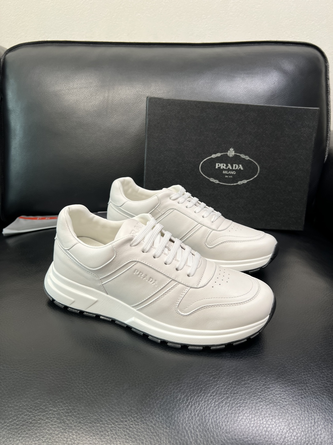 PRADA 高品质 顶级工艺品 普拉达 专柜同步 原厂配置，意大利进口原版牛皮，透气舒适进口水染牛里垫，