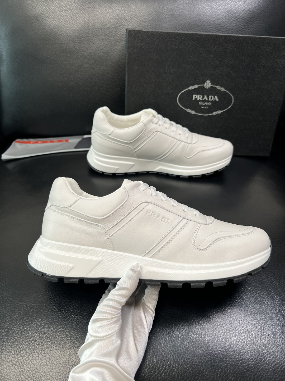 PRADA 高品质 顶级工艺品 普拉达 专柜同步 原厂配置，意大利进口原版牛皮，透气舒适进口水染牛里垫，