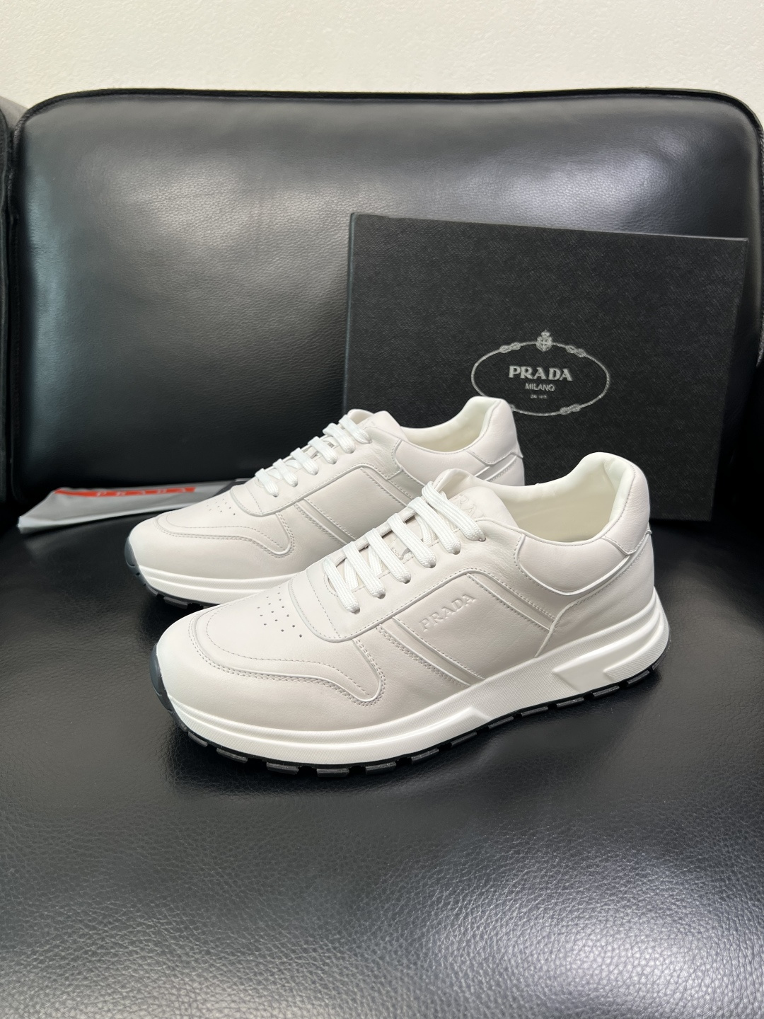PRADA 高品质 顶级工艺品 普拉达 专柜同步 原厂配置，意大利进口原版牛皮，透气舒适进口水染牛里垫，