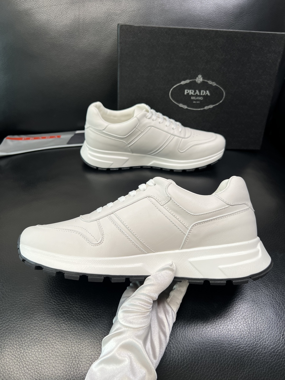 PRADA 高品质 顶级工艺品 普拉达 专柜同步 原厂配置，意大利进口原版牛皮，透气舒适进口水染牛里垫，