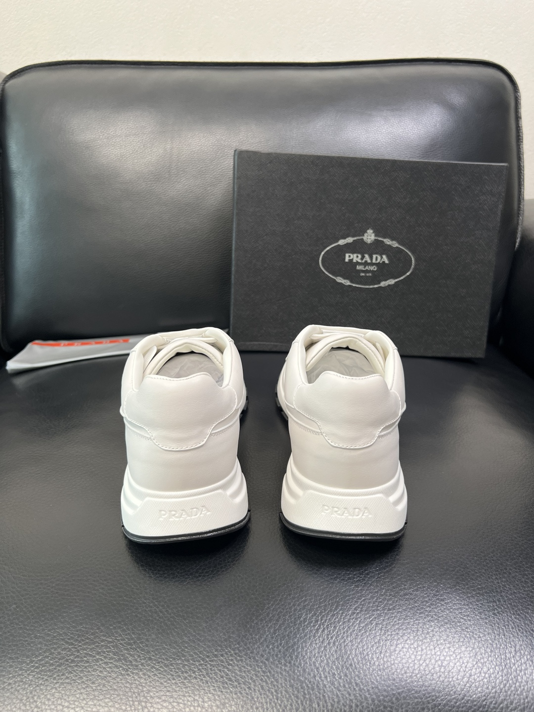 PRADA 高品质 顶级工艺品 普拉达 专柜同步 原厂配置，意大利进口原版牛皮，透气舒适进口水染牛里垫，