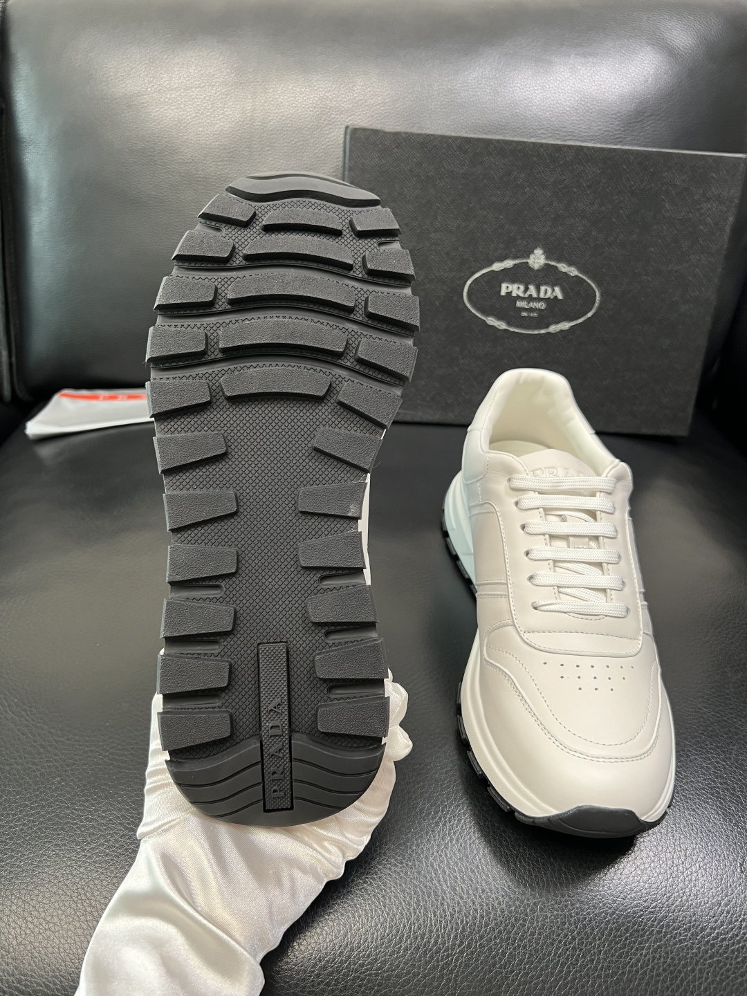PRADA 高品质 顶级工艺品 普拉达 专柜同步 原厂配置，意大利进口原版牛皮，透气舒适进口水染牛里垫，