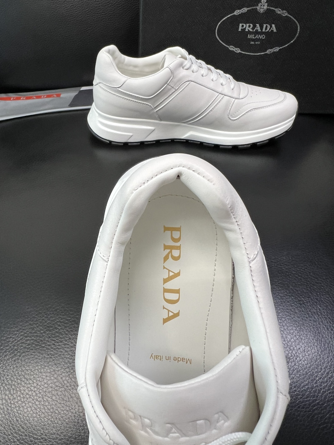 PRADA 高品质 顶级工艺品 普拉达 专柜同步 原厂配置，意大利进口原版牛皮，透气舒适进口水染牛里垫，
