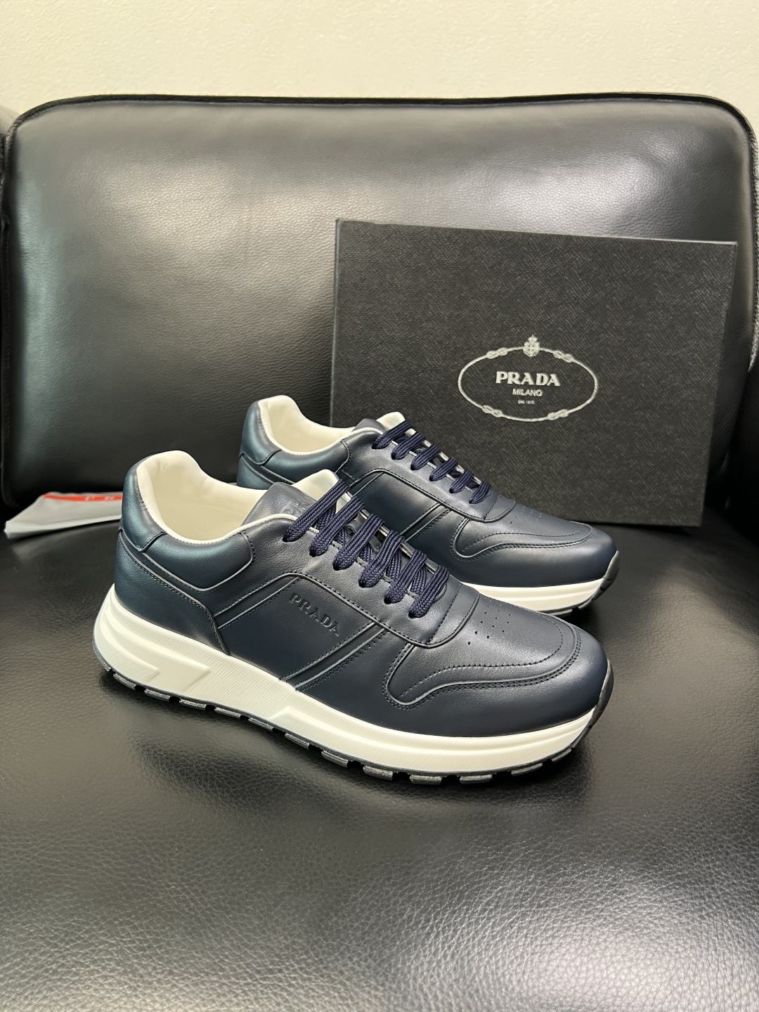 PRADA 高品质 顶级工艺品 普拉达 专柜同步 原厂配置，意大利进口原版牛皮，透气舒适进口水染牛里垫，