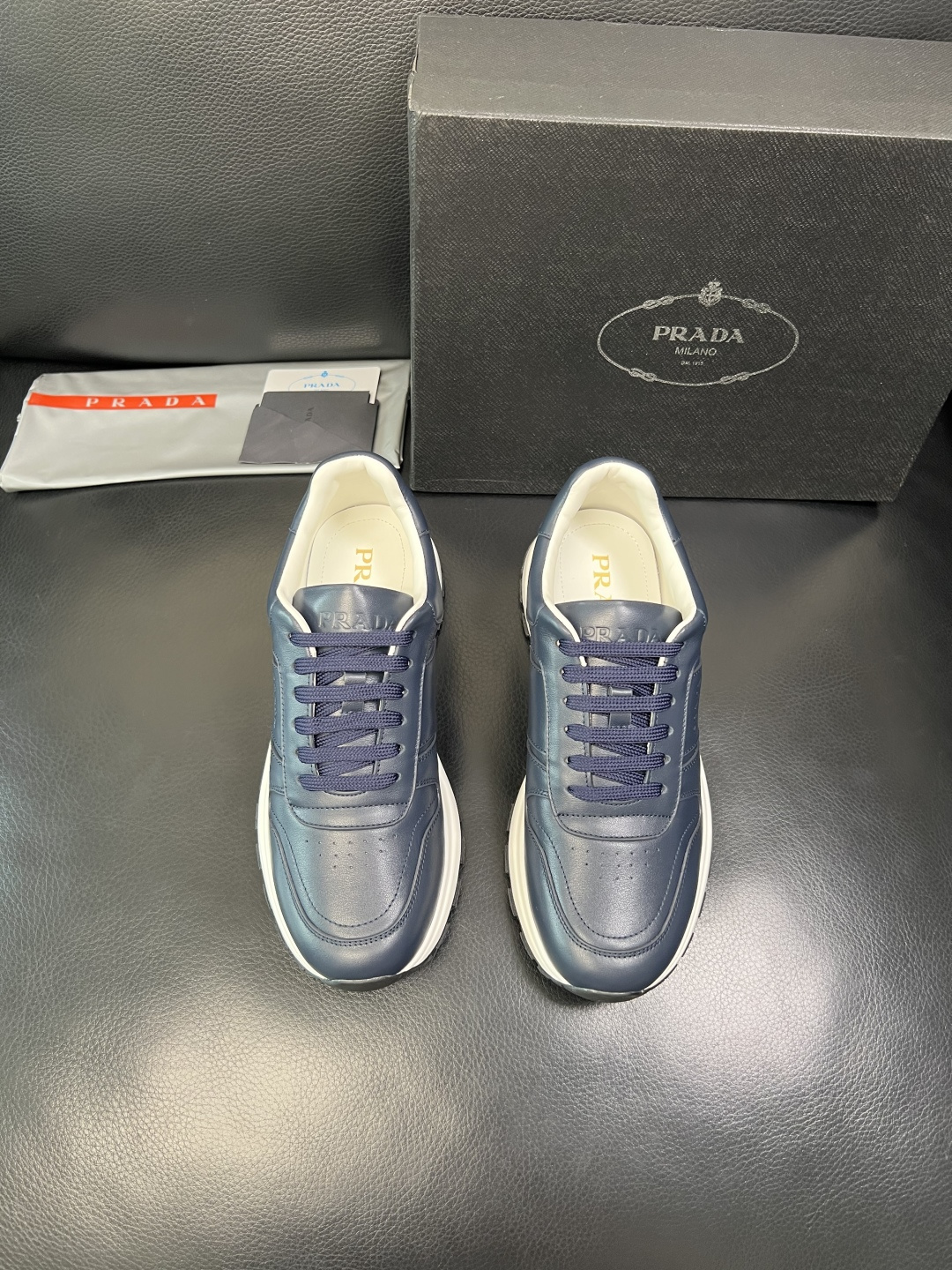 PRADA 高品质 顶级工艺品 普拉达 专柜同步 原厂配置，意大利进口原版牛皮，透气舒适进口水染牛里垫，