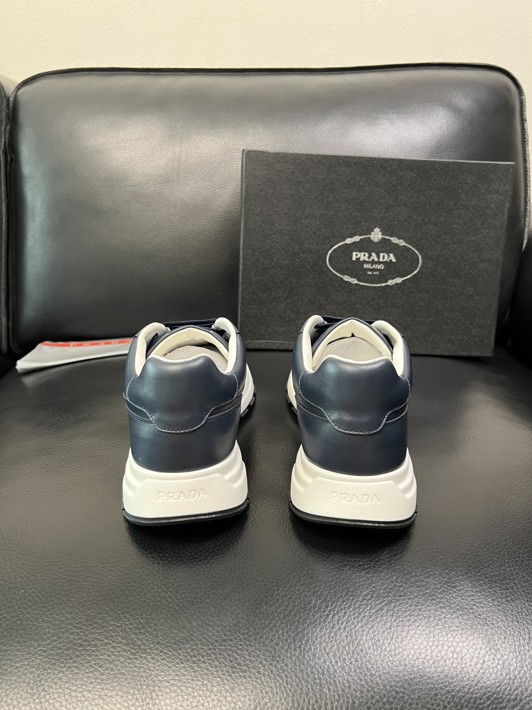 PRADA 高品质 顶级工艺品 普拉达 专柜同步 原厂配置，意大利进口原版牛皮，透气舒适进口水染牛里垫，