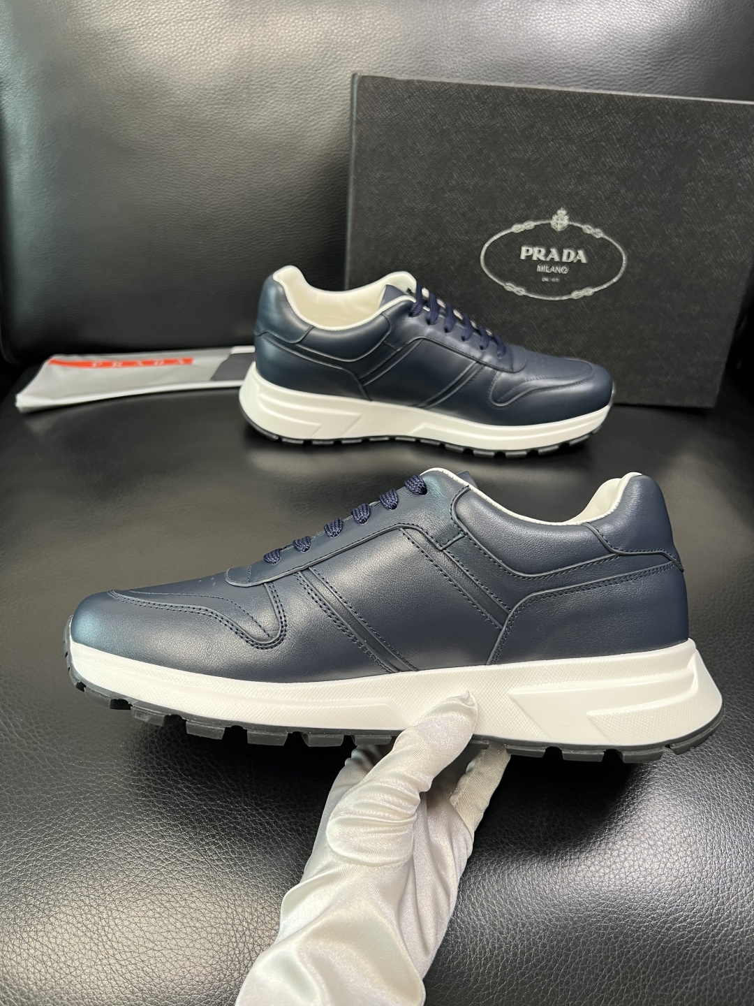 PRADA 高品质 顶级工艺品 普拉达 专柜同步 原厂配置，意大利进口原版牛皮，透气舒适进口水染牛里垫，