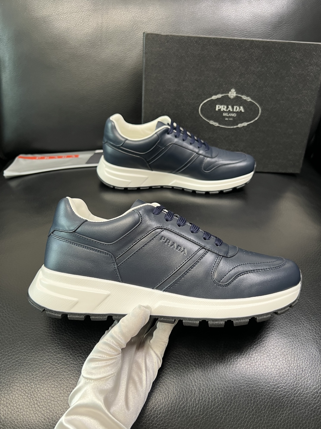 PRADA 高品质 顶级工艺品 普拉达 专柜同步 原厂配置，意大利进口原版牛皮，透气舒适进口水染牛里垫，