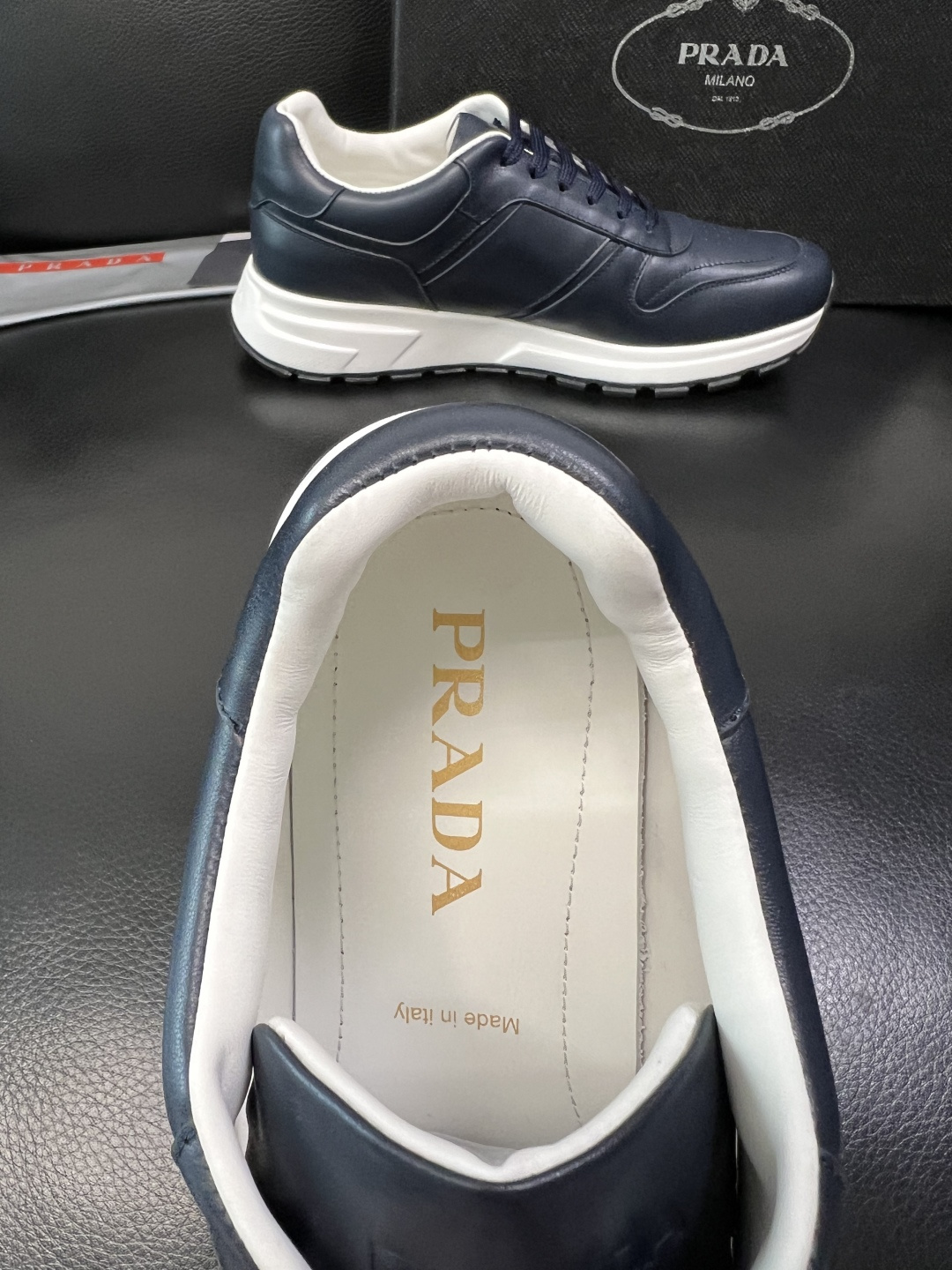 PRADA 高品质 顶级工艺品 普拉达 专柜同步 原厂配置，意大利进口原版牛皮，透气舒适进口水染牛里垫，