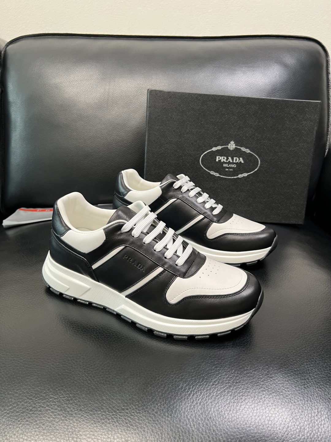 PRADA 高品质 顶级工艺品 普拉达 专柜同步 原厂配置，意大利进口原版牛皮，透气舒适进口水染牛里垫，