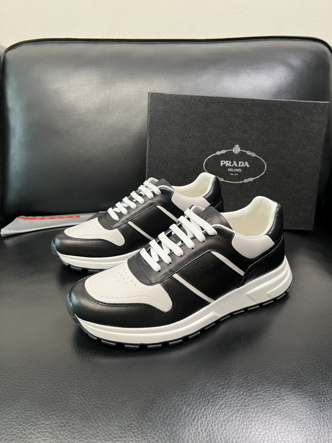 PRADA 高品质 顶级工艺品 普拉达 专柜同步 原厂配置，意大利进口原版牛皮，透气舒适进口水染牛里垫，