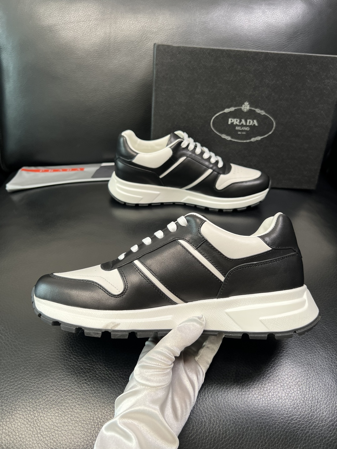 PRADA 高品质 顶级工艺品 普拉达 专柜同步 原厂配置，意大利进口原版牛皮，透气舒适进口水染牛里垫，