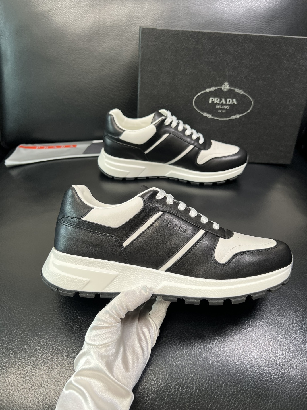 PRADA 高品质 顶级工艺品 普拉达 专柜同步 原厂配置，意大利进口原版牛皮，透气舒适进口水染牛里垫，