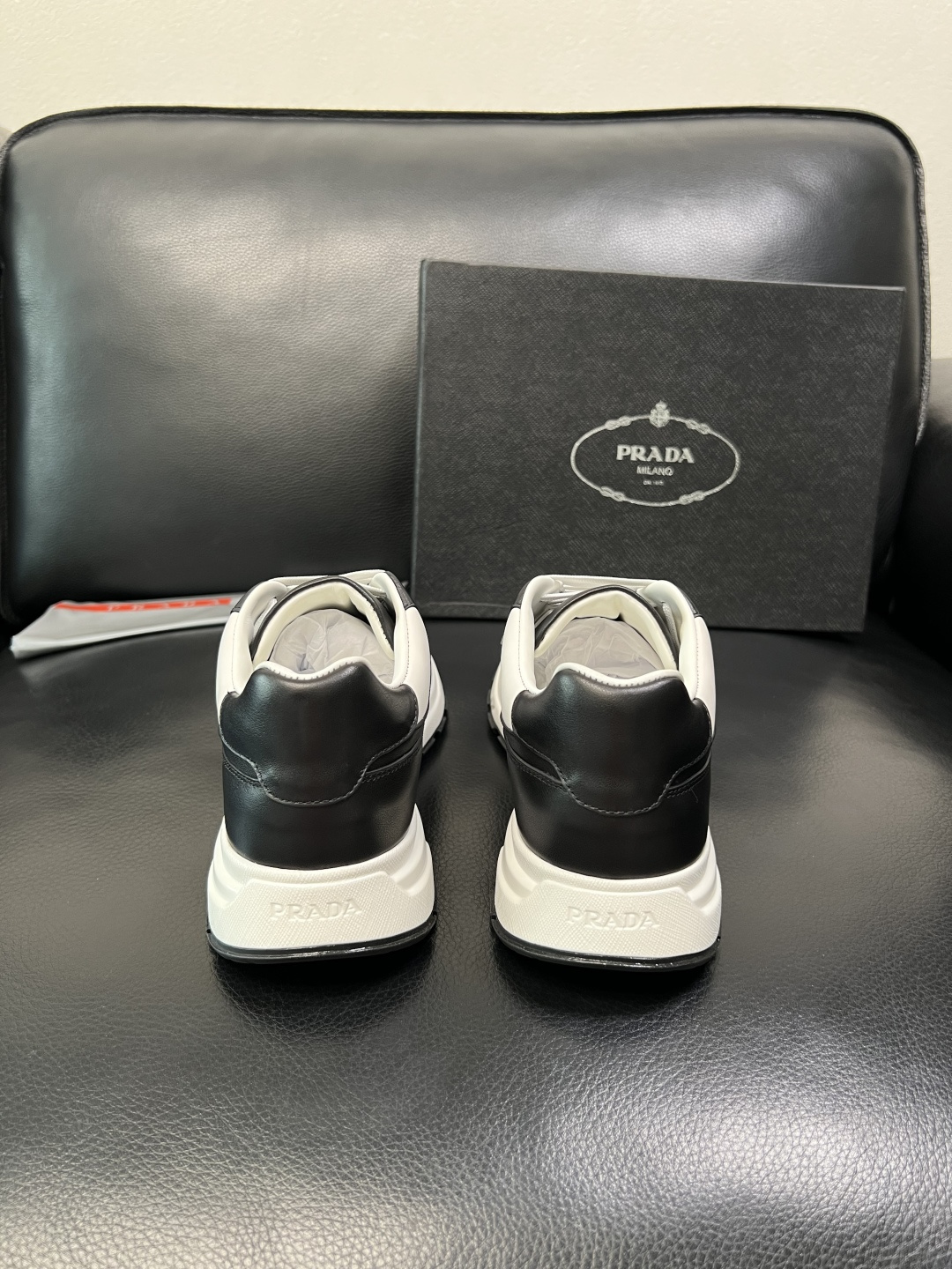 PRADA 高品质 顶级工艺品 普拉达 专柜同步 原厂配置，意大利进口原版牛皮，透气舒适进口水染牛里垫，