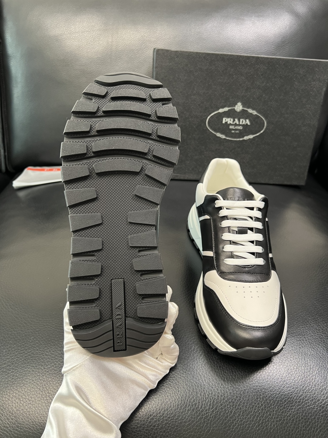 PRADA 高品质 顶级工艺品 普拉达 专柜同步 原厂配置，意大利进口原版牛皮，透气舒适进口水染牛里垫，