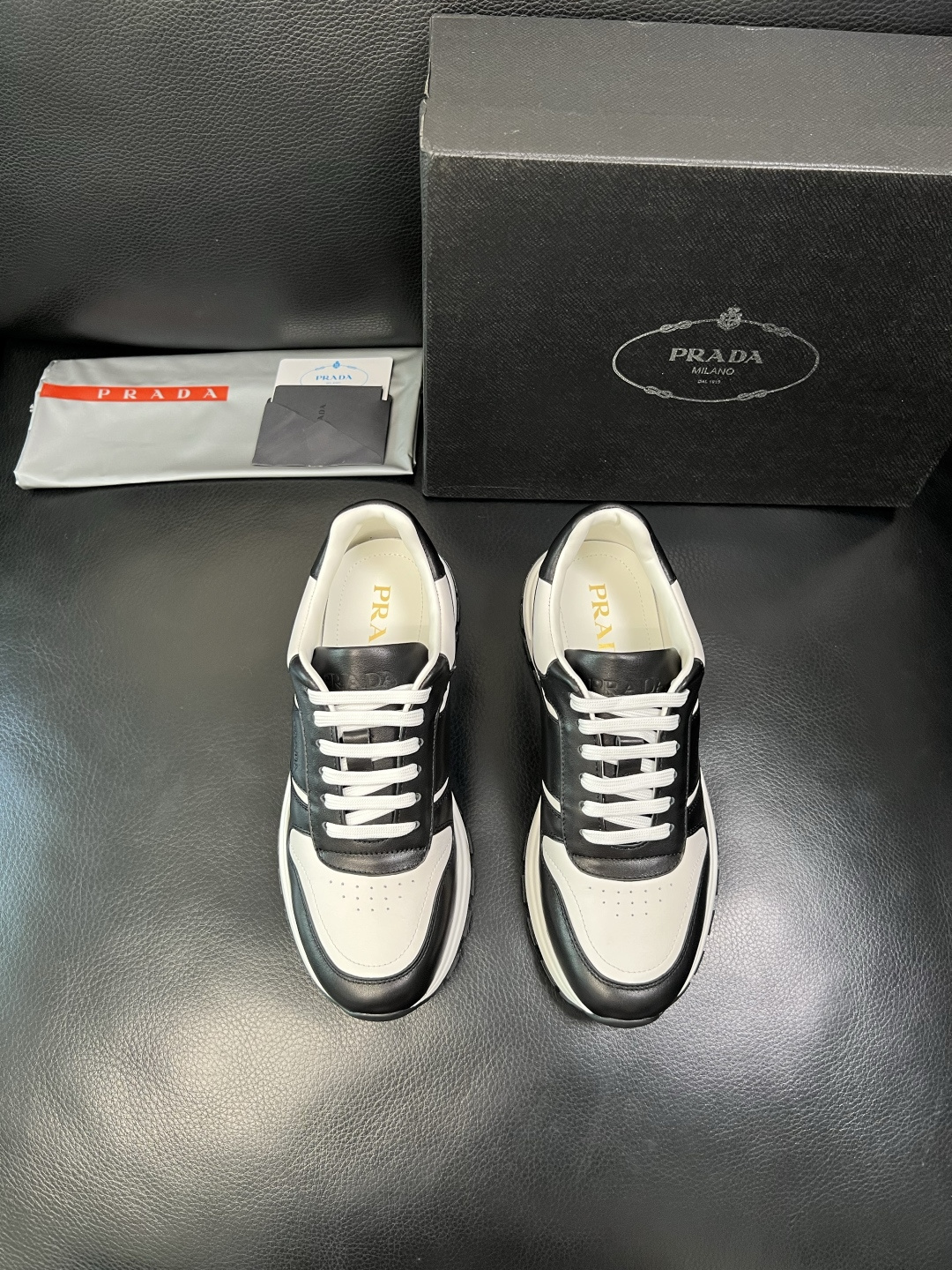 PRADA 高品质 顶级工艺品 普拉达 专柜同步 原厂配置，意大利进口原版牛皮，透气舒适进口水染牛里垫，