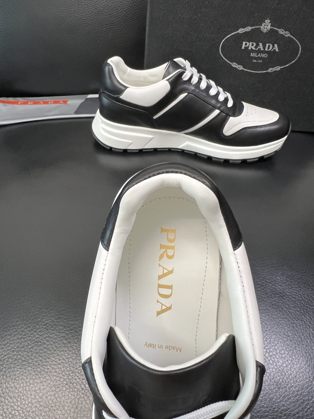 PRADA 高品质 顶级工艺品 普拉达 专柜同步 原厂配置，意大利进口原版牛皮，透气舒适进口水染牛里垫，