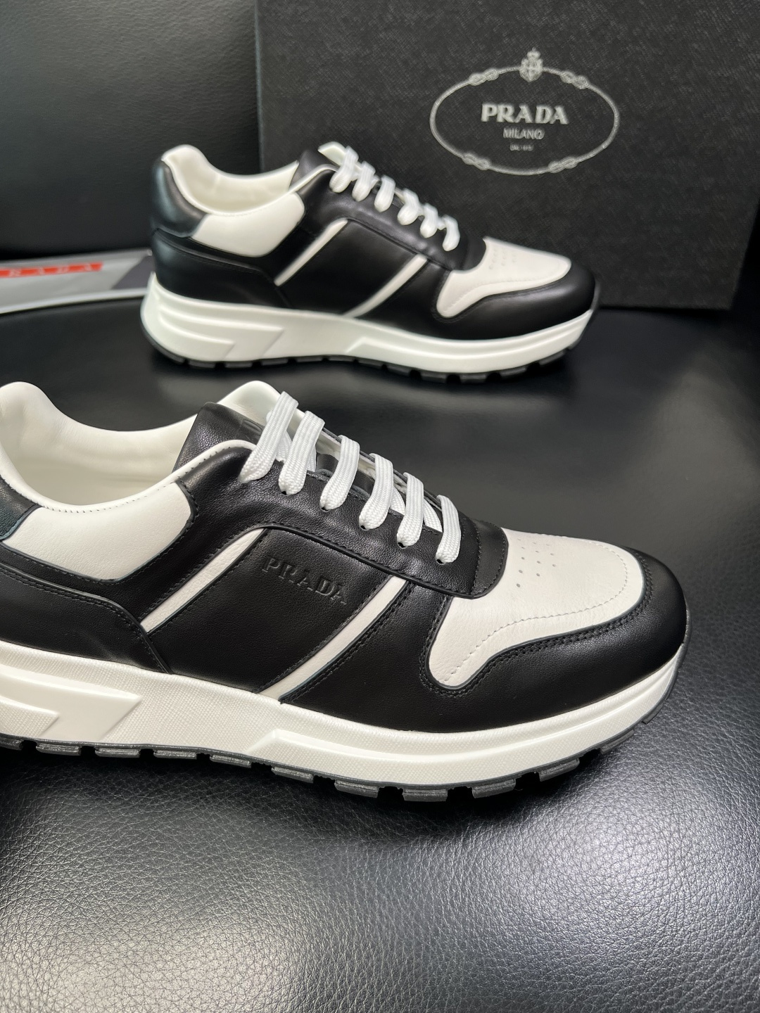 PRADA 高品质 顶级工艺品 普拉达 专柜同步 原厂配置，意大利进口原版牛皮，透气舒适进口水染牛里垫，