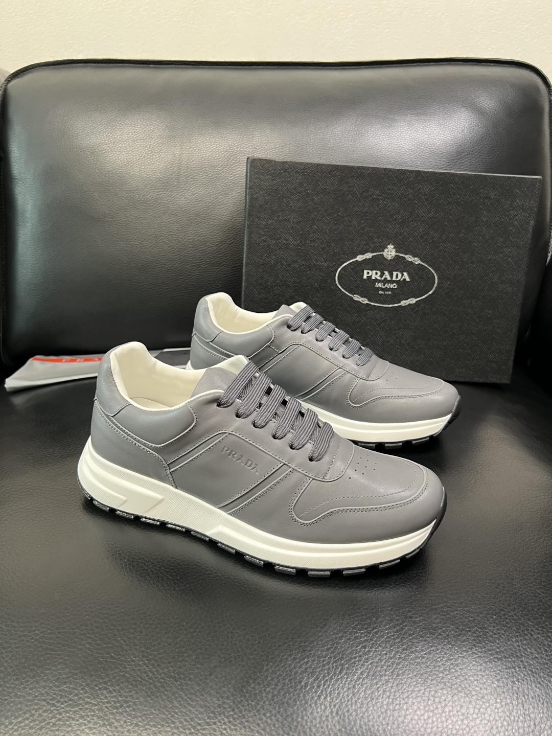 NO:780075,PRADA High-quality top crafts Prada counter synchronization with original factory configuration, original cowhide imported from Italy, breathable and comfortable imported water-dyed cowhide lining, soles specially provided by the original factory and super comfortable, original factory and single goods High quality, welcome to compare counter synchronization, code number 39-44 (order 45), prada, prada, cowhide19860909PRADA 高品质 顶级工艺品 普拉达 专柜同步 原厂配置,意大利进口原版牛皮,透气舒适进口水染牛里垫,鞋底原厂特供原版底超级舒适,原厂跟单货 高品质,欢迎对比 专柜同步,码数 39-44（订 45）,,prada,prada,cowhide,Men's shoes