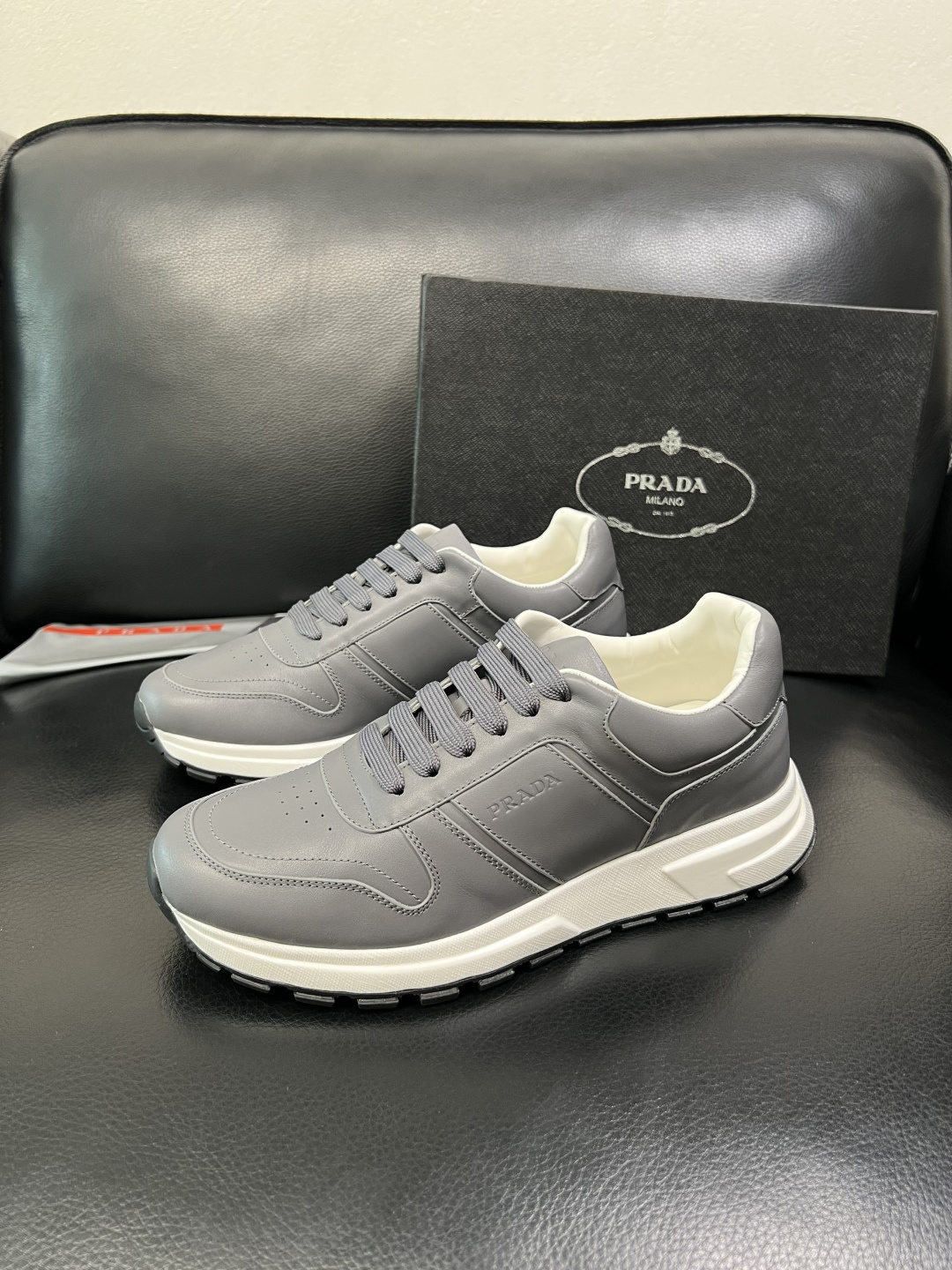 PRADA 高品质 顶级工艺品 普拉达 专柜同步 原厂配置，意大利进口原版牛皮，透气舒适进口水染牛里垫，