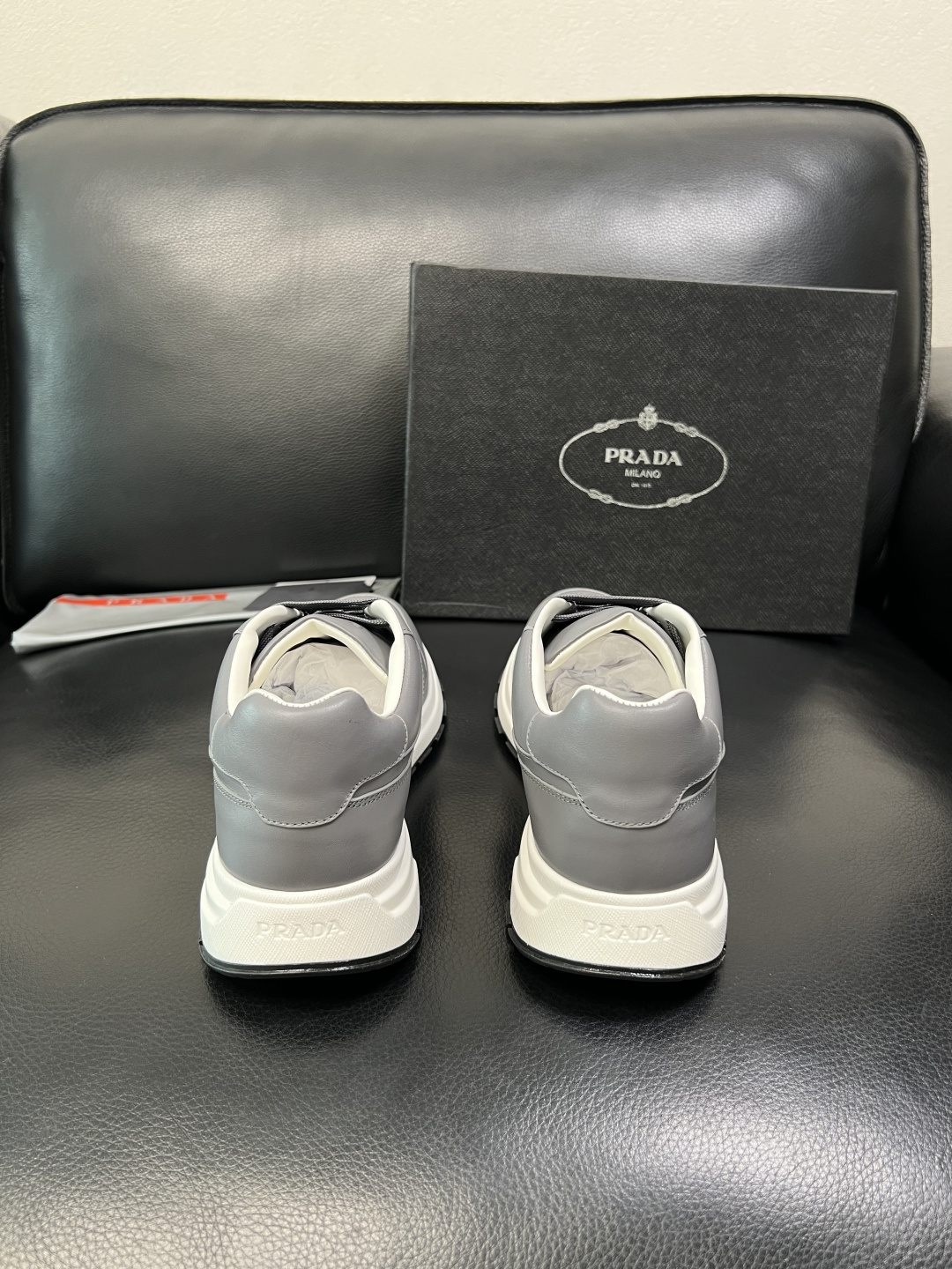 PRADA 高品质 顶级工艺品 普拉达 专柜同步 原厂配置，意大利进口原版牛皮，透气舒适进口水染牛里垫，