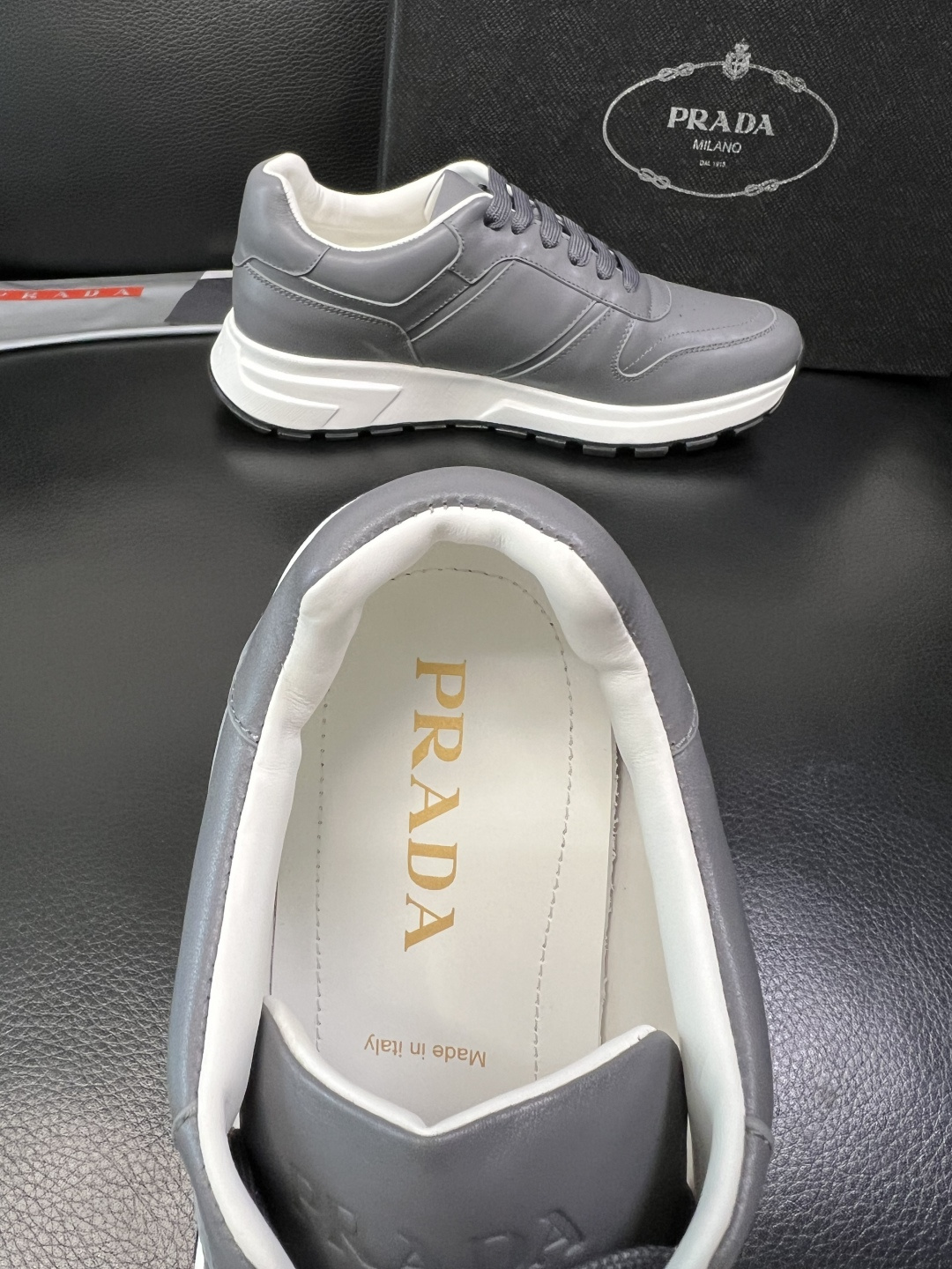PRADA 高品质 顶级工艺品 普拉达 专柜同步 原厂配置，意大利进口原版牛皮，透气舒适进口水染牛里垫，