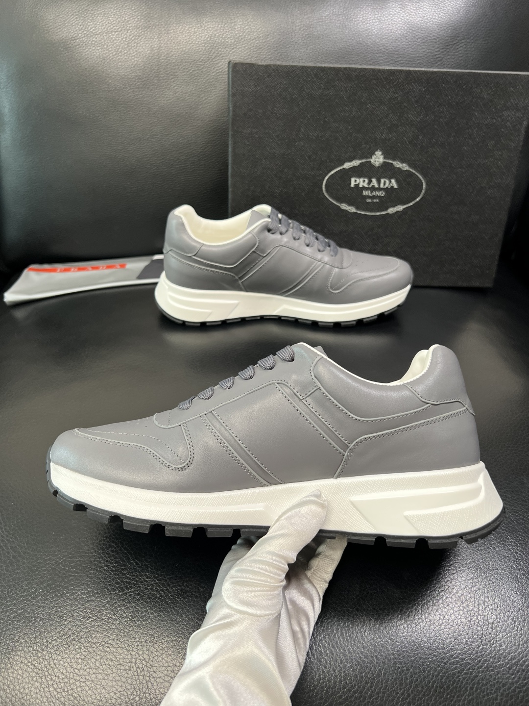PRADA 高品质 顶级工艺品 普拉达 专柜同步 原厂配置，意大利进口原版牛皮，透气舒适进口水染牛里垫，