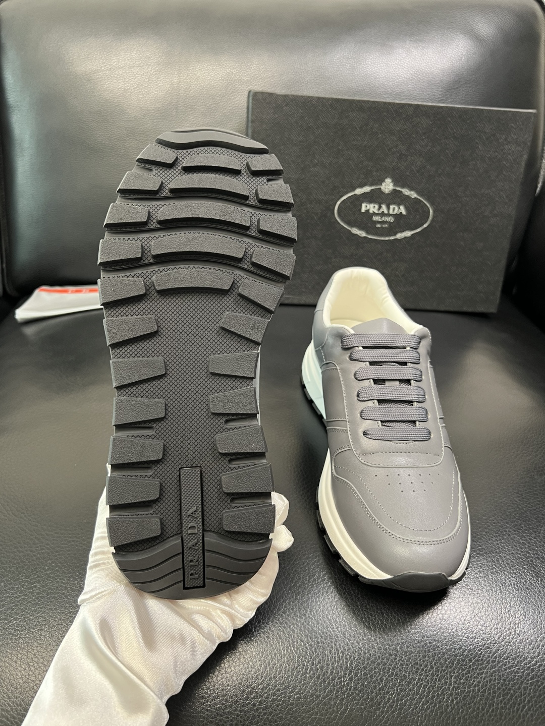 PRADA 高品质 顶级工艺品 普拉达 专柜同步 原厂配置，意大利进口原版牛皮，透气舒适进口水染牛里垫，