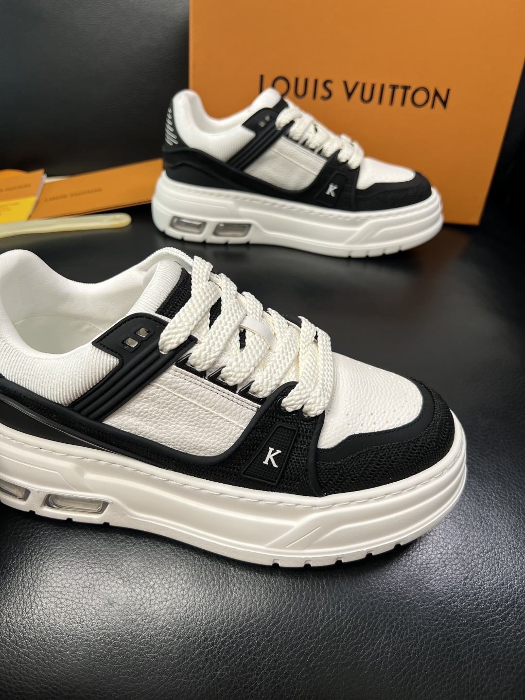 Lv 高品质 顶级工艺品 路易威登，运动板鞋专柜同步，鞋面意大利进口，高品质拼接缤纷色彩复杂工艺品，进口