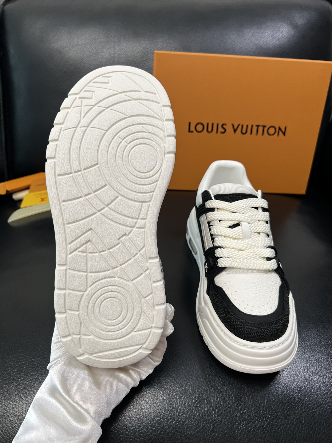 Lv 高品质 顶级工艺品 路易威登，运动板鞋专柜同步，鞋面意大利进口，高品质拼接缤纷色彩复杂工艺品，进口