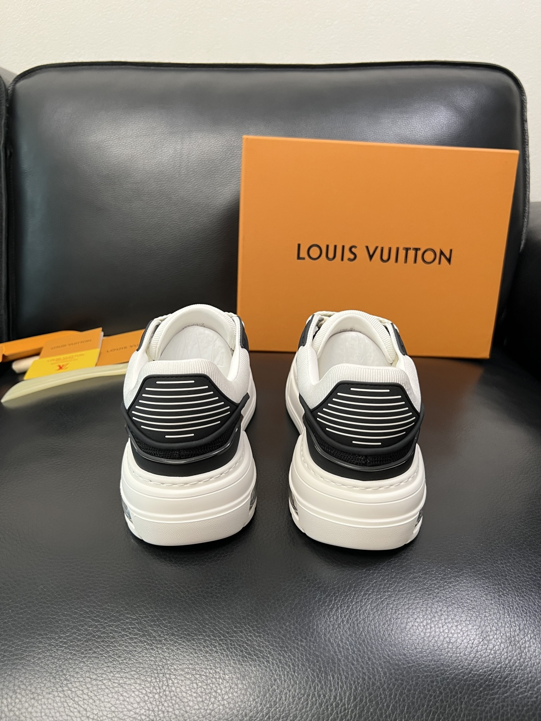 Lv 高品质 顶级工艺品 路易威登，运动板鞋专柜同步，鞋面意大利进口，高品质拼接缤纷色彩复杂工艺品，进口