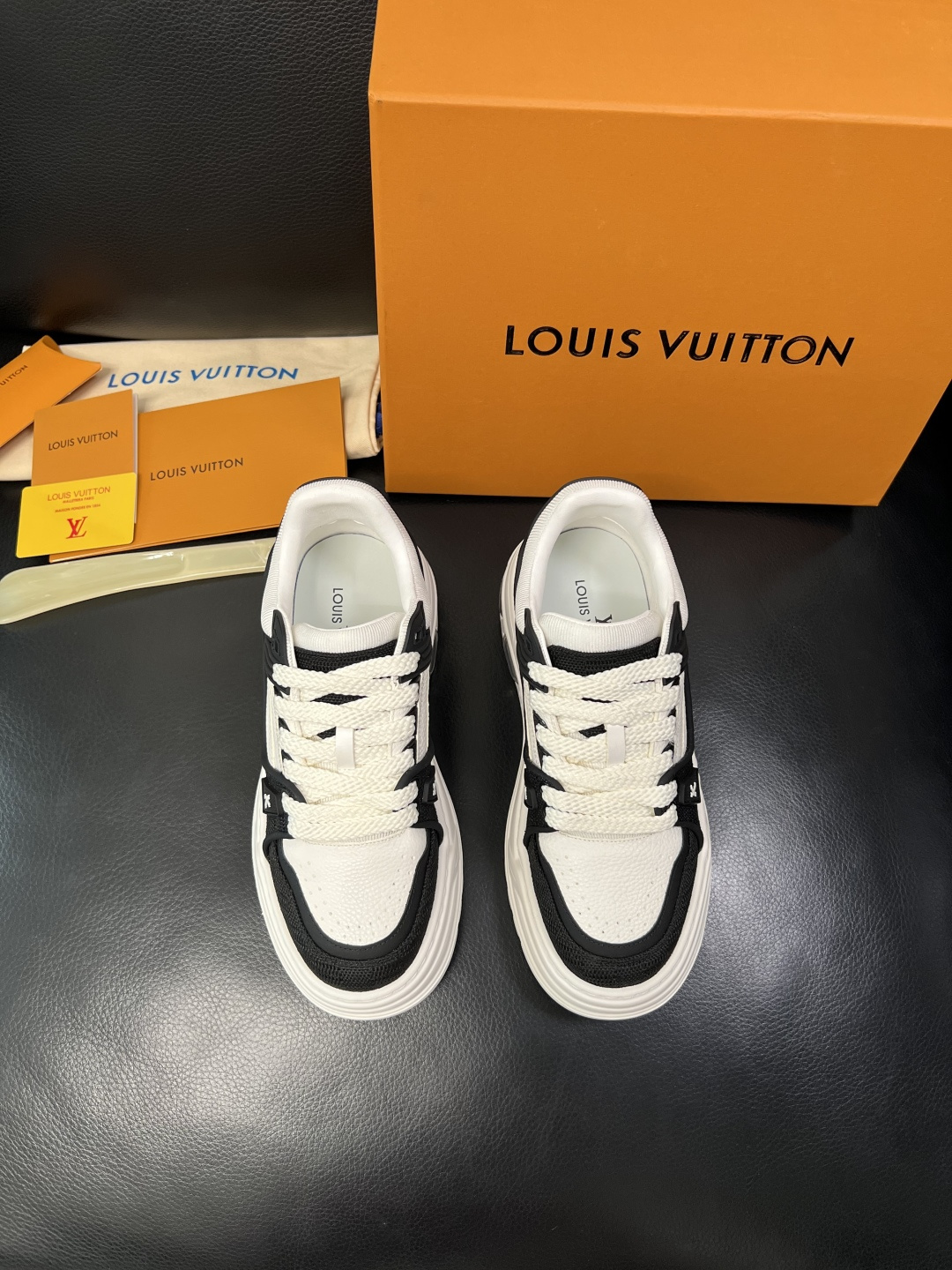 Lv 高品质 顶级工艺品 路易威登，运动板鞋专柜同步，鞋面意大利进口，高品质拼接缤纷色彩复杂工艺品，进口