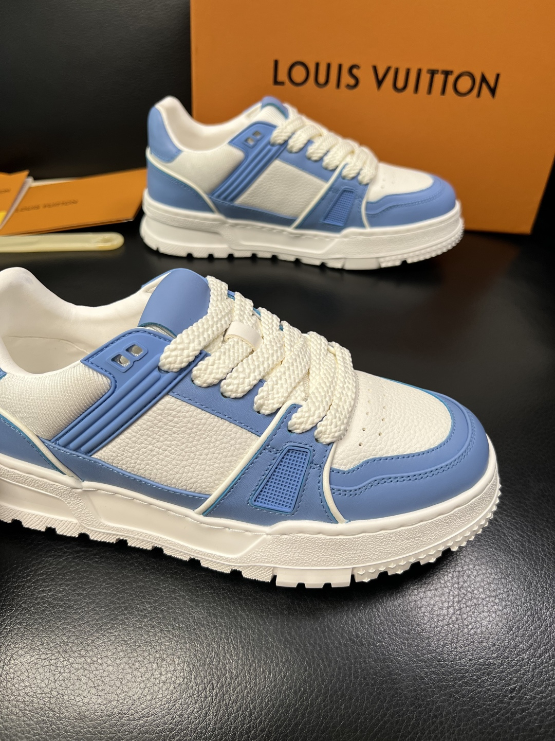 Lv 高品质 顶级工艺品 路易威登，运动板鞋专柜同步，鞋面意大利进口，高品质拼接缤纷色彩复杂工艺品，进口