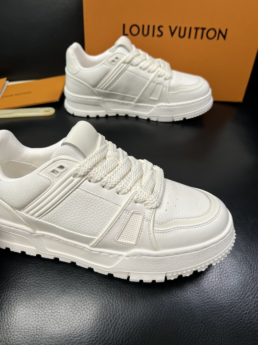 Lv 高品质 顶级工艺品 路易威登，运动板鞋专柜同步，鞋面意大利进口，高品质拼接缤纷色彩复杂工艺品，进口