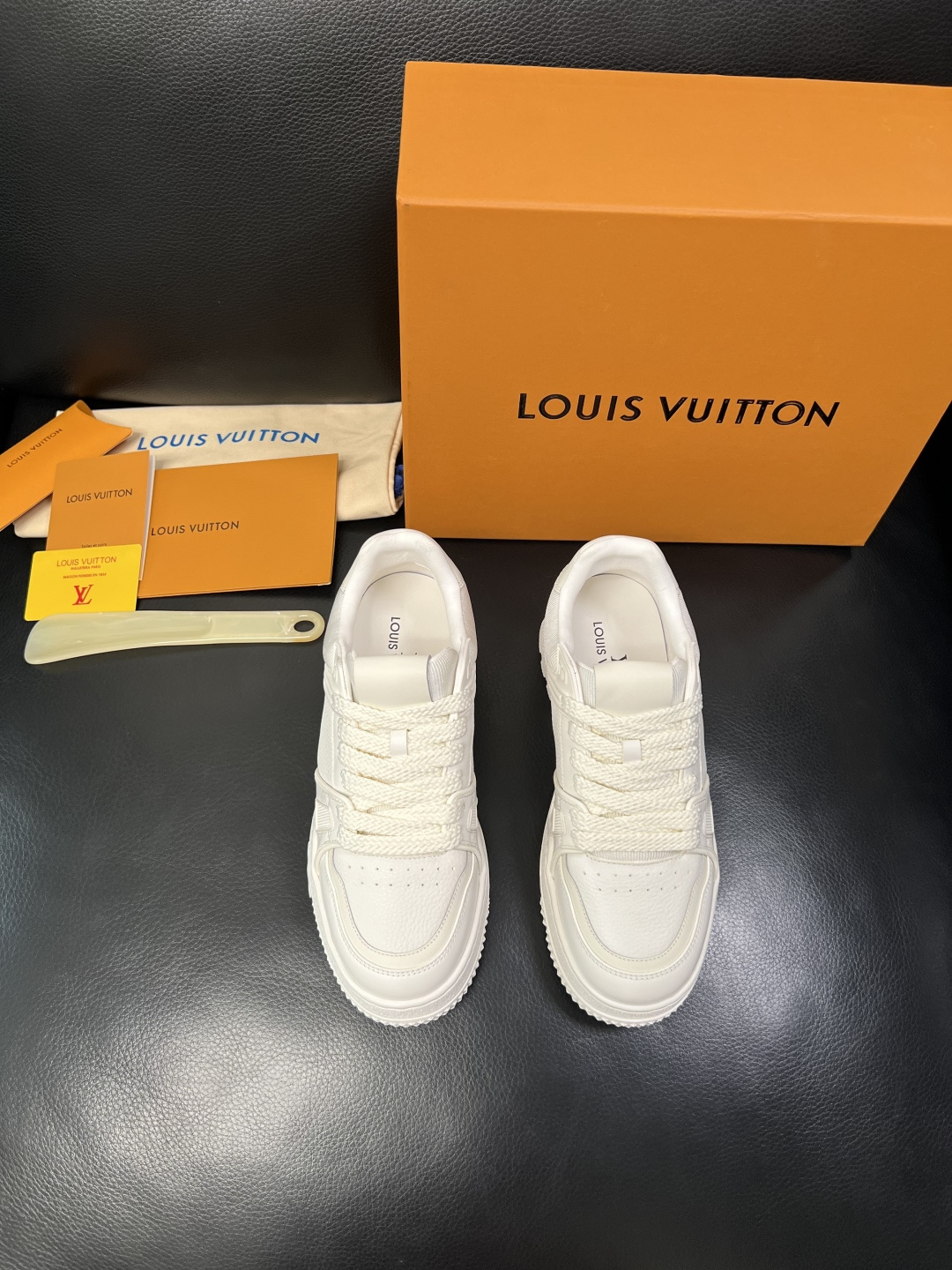 Lv 高品质 顶级工艺品 路易威登，运动板鞋专柜同步，鞋面意大利进口，高品质拼接缤纷色彩复杂工艺品，进口