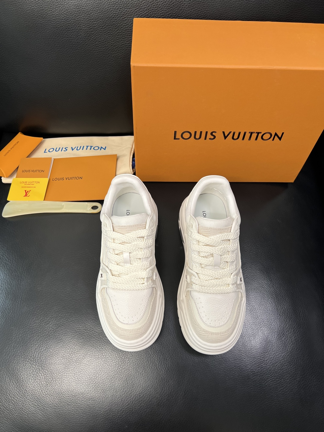 Lv 高品质 顶级工艺品 路易威登，运动板鞋专柜同步，鞋面意大利进口，高品质拼接缤纷色彩复杂工艺品，进口