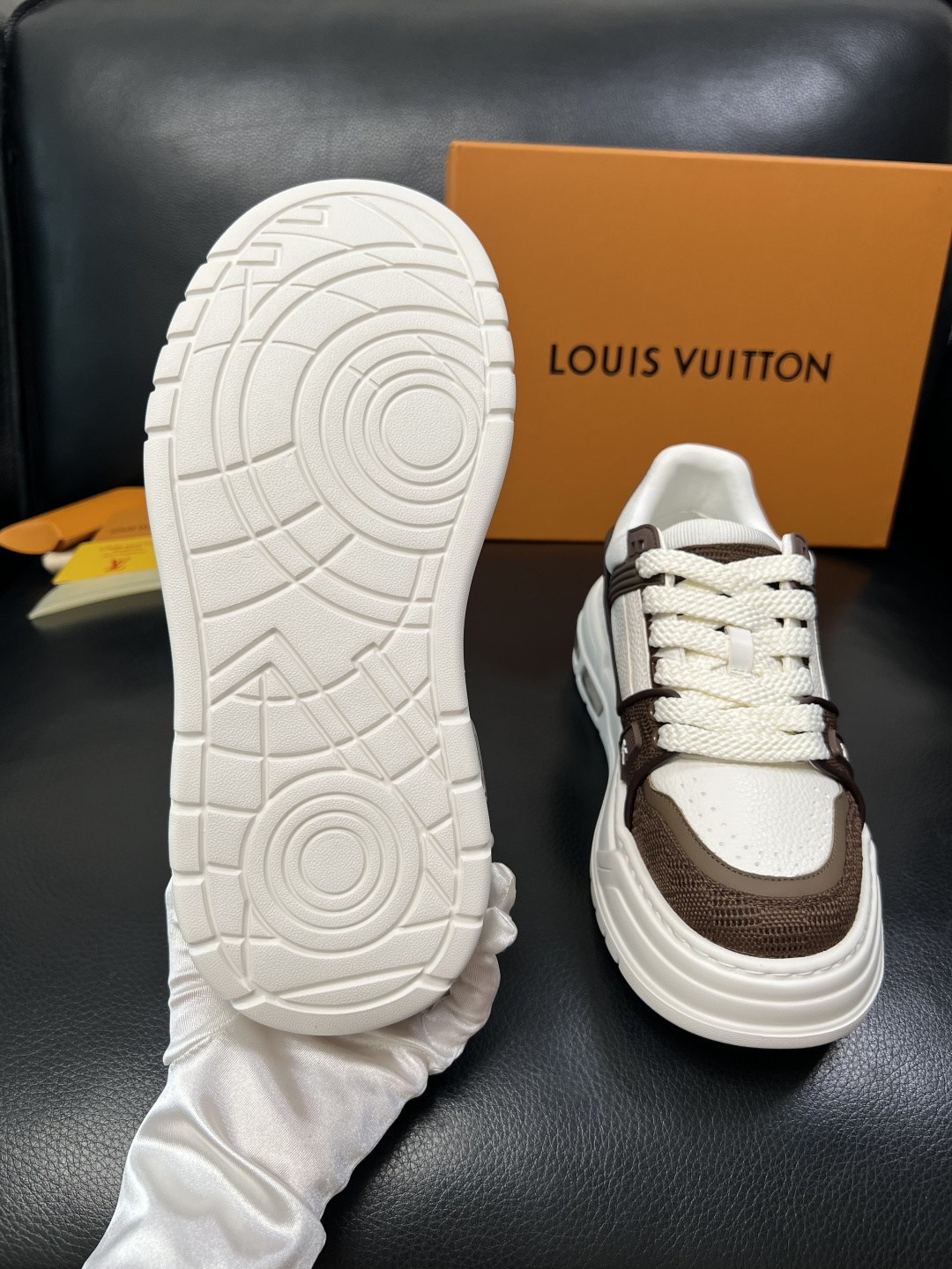 Lv 高品质 顶级工艺品 路易威登，运动板鞋专柜同步，鞋面意大利进口，高品质拼接缤纷色彩复杂工艺品，进口