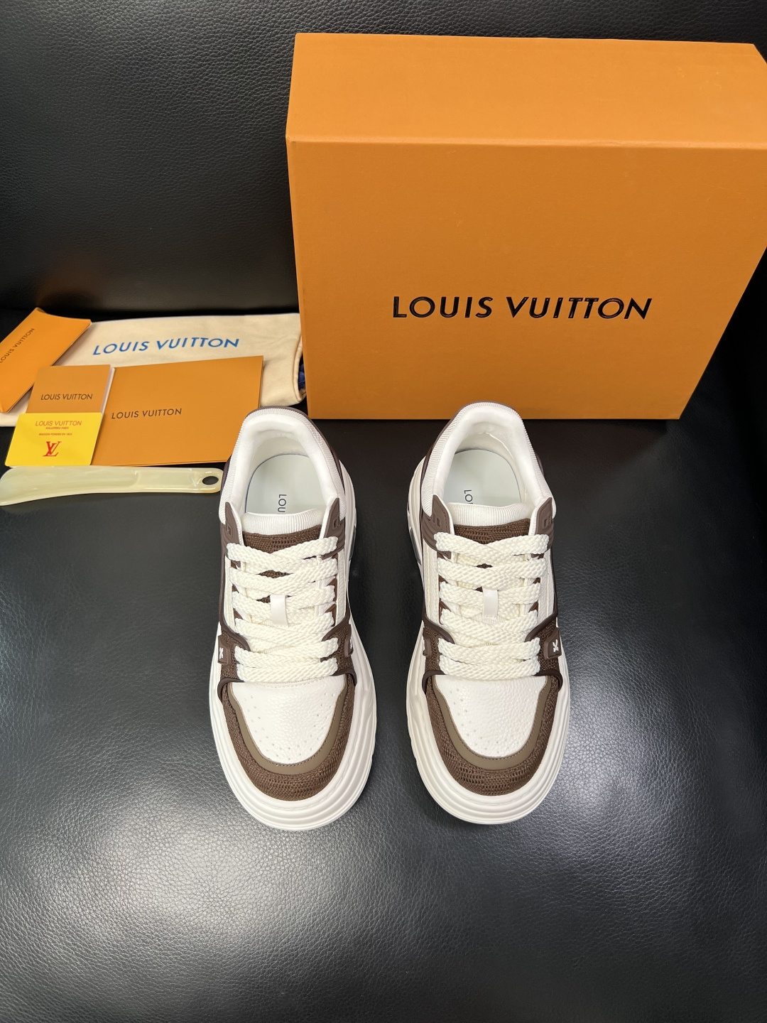 Lv 高品质 顶级工艺品 路易威登，运动板鞋专柜同步，鞋面意大利进口，高品质拼接缤纷色彩复杂工艺品，进口