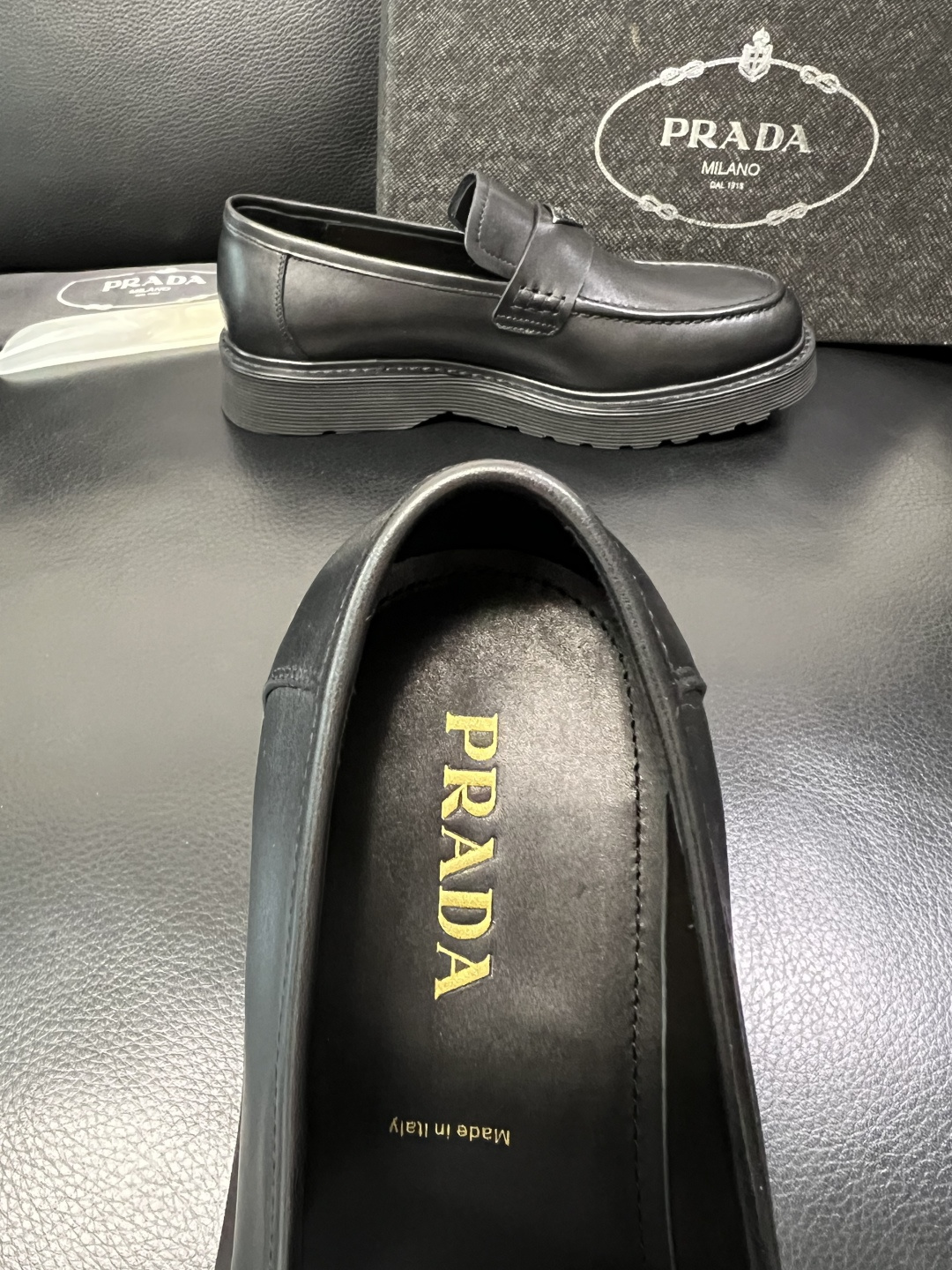 PRADA 高品质 顶级工艺品 普拉达 专柜同步 原厂配置，意大利进口原版牛皮面料，透气舒适进口水染牛里