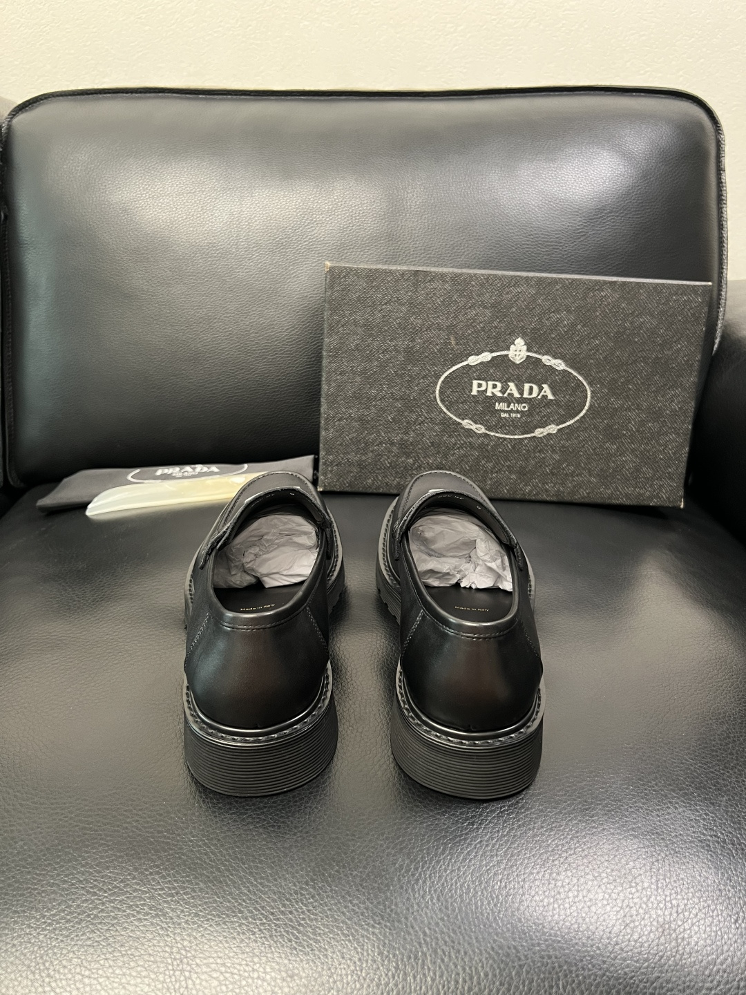 PRADA 高品质 顶级工艺品 普拉达 专柜同步 原厂配置，意大利进口原版牛皮面料，透气舒适进口水染牛里