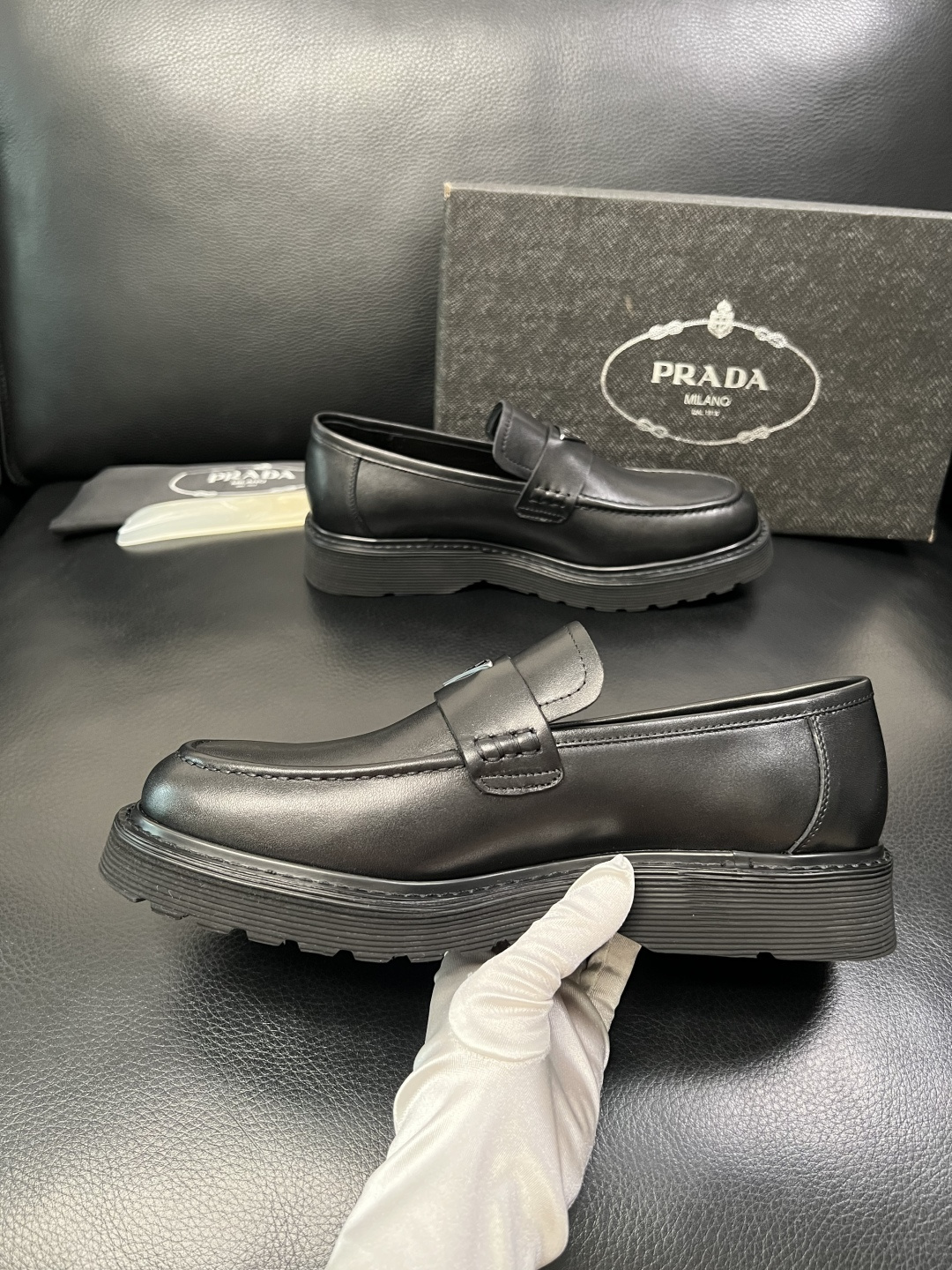 PRADA 高品质 顶级工艺品 普拉达 专柜同步 原厂配置，意大利进口原版牛皮面料，透气舒适进口水染牛里