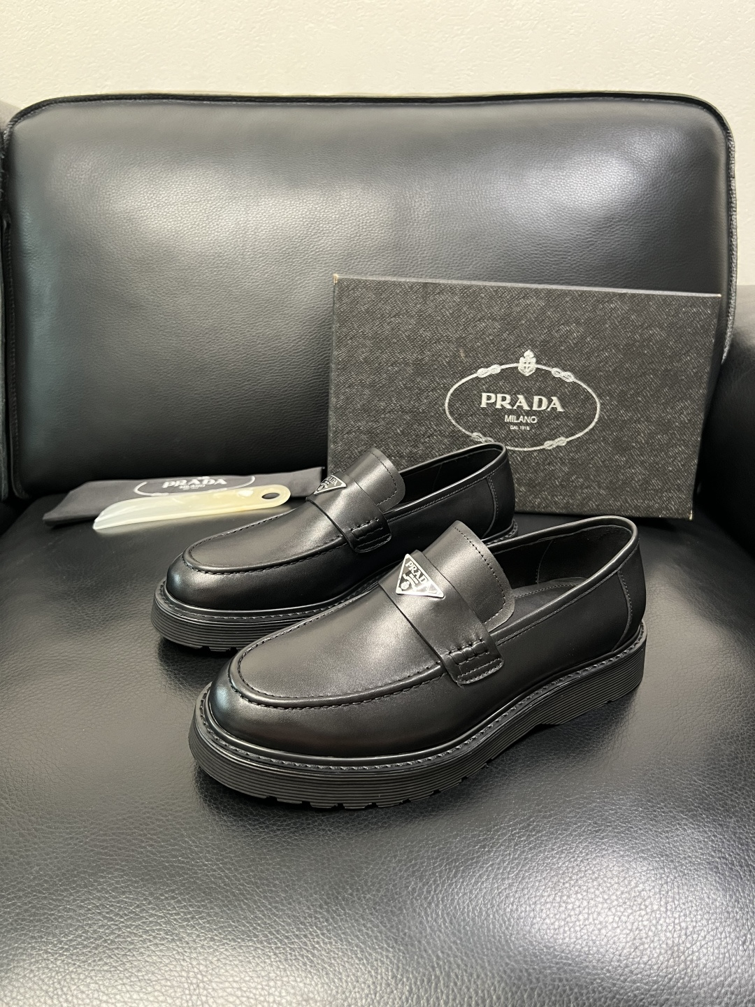 PRADA 高品质 顶级工艺品 普拉达 专柜同步 原厂配置，意大利进口原版牛皮面料，透气舒适进口水染牛里