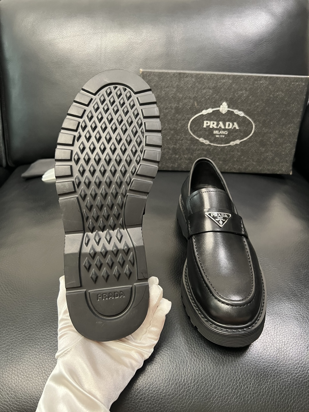 PRADA 高品质 顶级工艺品 普拉达 专柜同步 原厂配置，意大利进口原版牛皮面料，透气舒适进口水染牛里