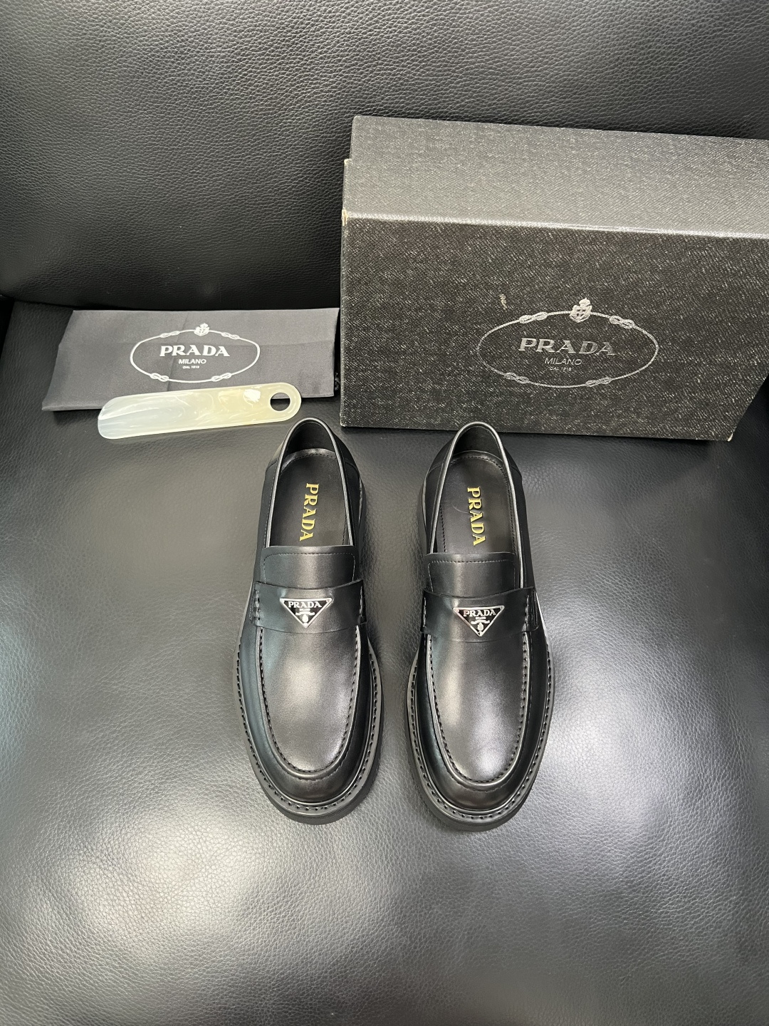 PRADA 高品质 顶级工艺品 普拉达 专柜同步 原厂配置，意大利进口原版牛皮面料，透气舒适进口水染牛里
