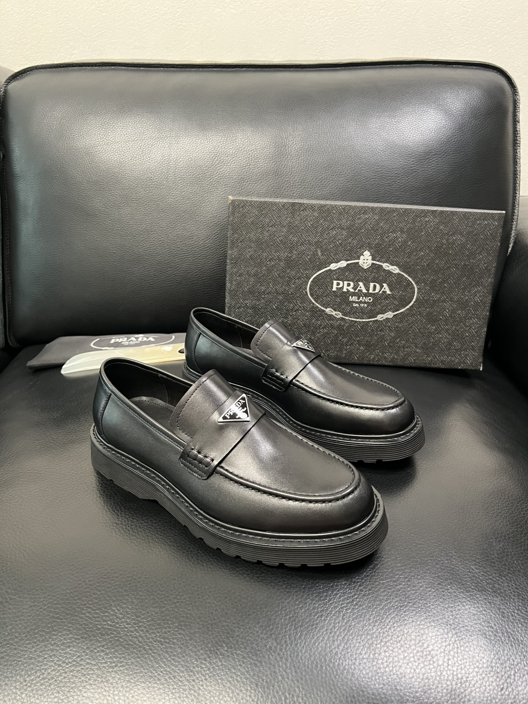 PRADA 高品质 顶级工艺品 普拉达 专柜同步 原厂配置，意大利进口原版牛皮面料，透气舒适进口水染牛里