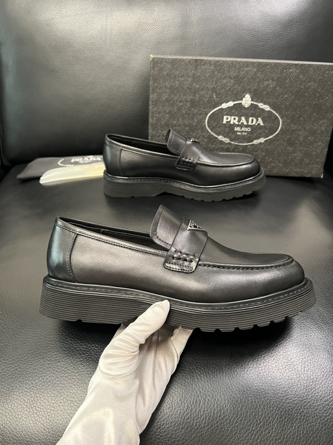 PRADA 高品质 顶级工艺品 普拉达 专柜同步 原厂配置，意大利进口原版牛皮面料，透气舒适进口水染牛里