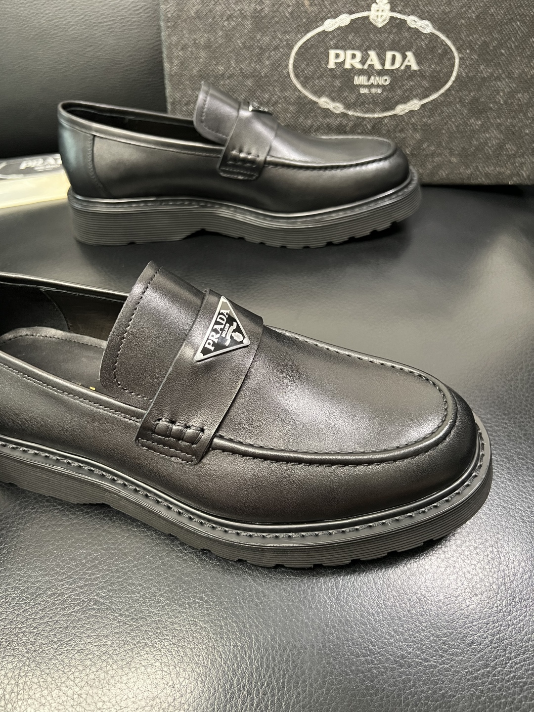 PRADA 高品质 顶级工艺品 普拉达 专柜同步 原厂配置，意大利进口原版牛皮面料，透气舒适进口水染牛里